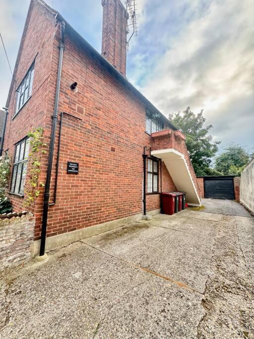 Central Chichester Sanctuary Exterior foto